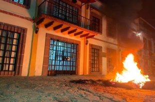 Habitantes de Tulteca Teopan protestaron frente al Palacio Municipal de Tepetlaoxtoc para exigir la reconstrucción de la primaria “Calmécac”.