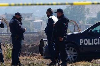 El sujeto atacó a la mujer con un tubo.