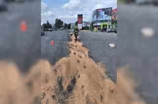 Personal de emergencia realiza labores de limpieza tras el derrame de diésel en Paseo Tollocan