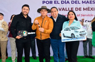 Entregó 71 automóviles nuevos a 69 docentes