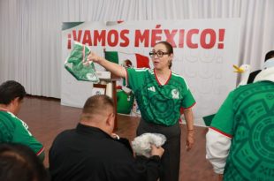 Azucena Cisneros Coss, entregó trofeos y reconocimientos a las y los participantes del Mundialito Interescolar.