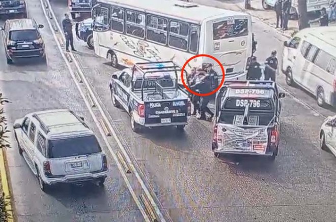 Los policías les dieron alcance para cuestionarles su conducta y fueron recibidos con agresiones verbales y amenazas.