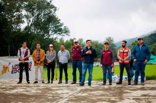 El presidente municipal, acompañado por su cabildo, directores y personal de la administración