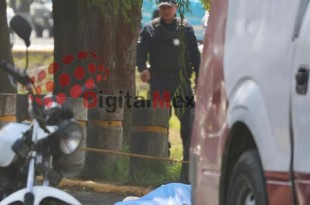 Al lugar llegaron familiares y amigos del motociclista.