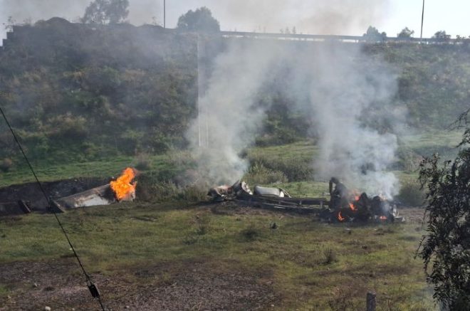 Bomberos y cuerpos de emergencia trabajaron durante varias horas para sofocar el incendio provocado por la explosión de una pipa.