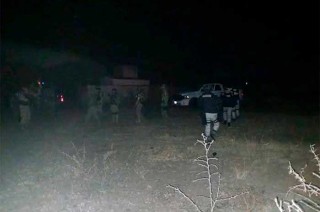 Aunque las autoridades no han confirmado el móvil del ataque, versiones apuntan a que las víctimas construían un altar en la tumba de un presunto integrante del CJNG.