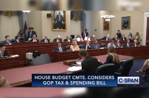 Cinco legisladores republicanos votaron en contra del proyecto debido a preocupaciones sobre el aumento del déficit presupuestario.