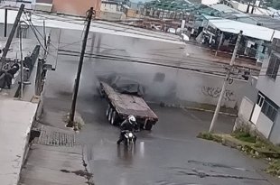 Un tráiler cargado con rollos de lámina de acero derribó parte de la estructura de una fábrica en la colonia San Francisco Chilpan, en Tultitlán.