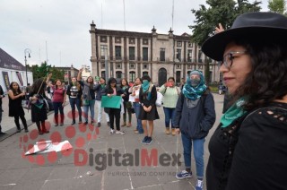 El tema cobró mayor relevancia luego de que 28 agrupaciones feministas protestaron afuera del Congreso del Estado de México.