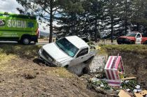 La unidad de color blanco transportaba rosas y cayó a una zanja