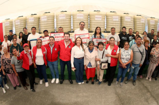 Cristina Ruiz y Elías Rescala entregan tinacos a familias de Naucalpan