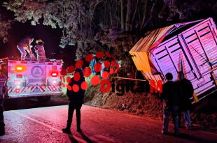 La víctima, un hombre de 20 años de edad, conducía una Ford Super Duty F-350 cuando perdió el control y se impactó contra la base de madera del árbol.