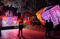 La víctima, un hombre de 20 años de edad, conducía una Ford Super Duty F-350 cuando perdió el control y se impactó contra la base de madera del árbol.