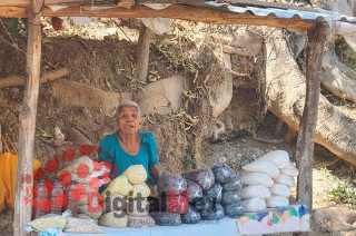 También ofrecen otros productos locales, como semillas y miel de la región.