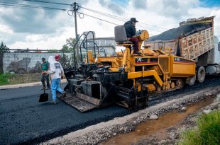 Los trabajos incluyen carpeta asfáltica, banquetas, reductores de velocidad y mantenimiento de la ciclovía.