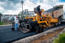 Los trabajos incluyen carpeta asfáltica, banquetas, reductores de velocidad y mantenimiento de la ciclovía.