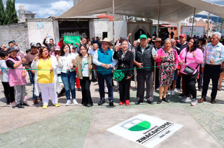 La obra incluyó pavimentación de concreto hidráulico, guarniciones, banquetas y señalización, mejorando la seguridad y el entorno comunitario.