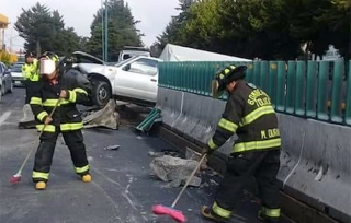 Choca camioneta en Tollocan y se brinca muros de contención