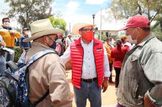 El candidato a México platica con la gente