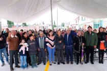 Manuel Vilchis Viveros, en compañía de vecinos, inauguró la pavimentación de la calle 5 de Mayo en Zinacantepec.