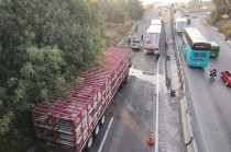 Las unidades quedaron varadas en el km 34, en el bajo puente de la Texcoco-Lechería, con dirección a Las Américas.
