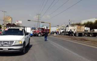 Los transportistas adheridos al Sindicato Nacional de Operadores del Servicio Público Federal mantienen tráileres y carros de volteo apostados a la altura de la Central de Abasto