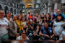 Integrantes de asociaciones protectoras de animales acudieron a Toluca para reconocer a la gobernadora Delfina Gómez por la aprobación de la Ley de Bienestar Animal.