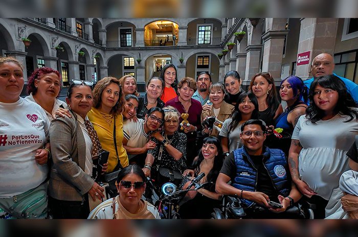 Integrantes de asociaciones protectoras de animales acudieron a Toluca para reconocer a la gobernadora Delfina Gómez por la aprobación de la Ley de Bienestar Animal.