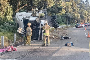Servicios de emergencia y autoridades de tránsito laboran en la zona para atender la emergencia y realizar las maniobras correspondientes.