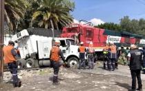 El accidente se dio luego de que el vehículo pesado no alcanzara a cruzar las vías entre las avenidas.