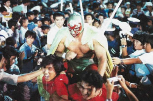 Dos Caras tuvo gran éxito en la Universal Wrestling Association (UWA) de México, donde ganó el Campeonato Mundial Peso Pesado en tres ocasiones.