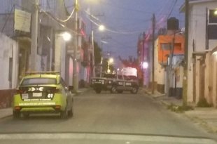 Policías municipales acordonaron el inmueble de San Martín de las Pirámides donde un hombre fue asesinado tras ser perseguido por sujetos armados.