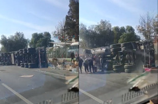 Tráiler con doble remolque volcado sobre la carretera Texcoco–Lechería
