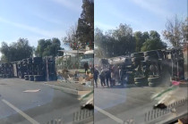 Tráiler con doble remolque volcado sobre la carretera Texcoco–Lechería