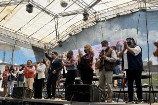 Los abuelitos fueron celebrados con una comida, pastel, música y una rifa de premios.