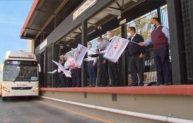 El gobernador Alfredo Del Mazo acudió a la estación Izcalli Palomas, donde dio el banderazo de salida al primero de los 24 camiones articulados