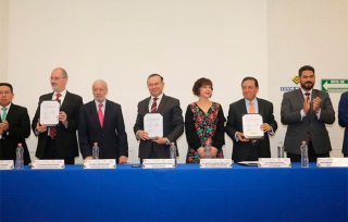 Firman Semov y AMIS convenio para regular servicios de grúas