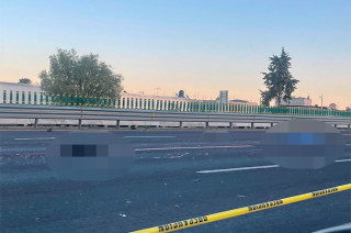 Autoridades mantienen cierre parcial de carriles mientras se realizan diligencias y levantamiento de los cuerpos.