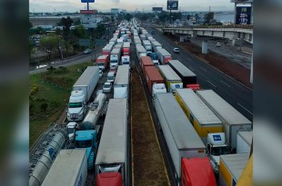 Policía de Izcalli realiza desvíos para aliviar el tráfico.