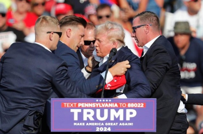 Las autoridades declararon el lugar como “escena de un crimen” y una ambulancia asistió en la evacuación.