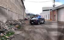 Fueron los transeúntes quienes se percataron del olor fétido que emanaba de la bolsa abandonada en un terreno donde arrojan escombros