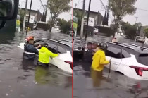 Elementos de la policía municipal y bomberos rescataron a una mujer y a un hombre con discapacidad que quedaron atrapados en su vehículo.