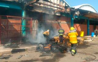 Los bomberos llegaron al lugar y después de varios minutos sofocaron el siniestro, sin que se reportaran personas heridas