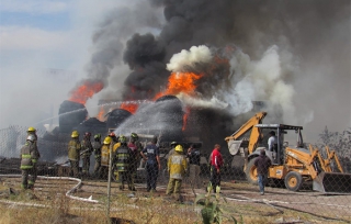 Fuerte incendio alcanza una llantera en #Tezoyuca