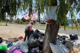 La acumulación de basura en la calzada del Pacífico es un problema creciente.