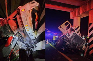 De acuerdo con los reportes preliminares, el tractocamión se estrelló contra la base de un puente, quedando prácticamente destrozado.