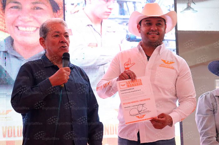 Luis Eduardo Esquivel Arce recibe la constancia que lo acredita como delegado municipal de Trabajadores y Productores en Movimiento en Zinacantepec.