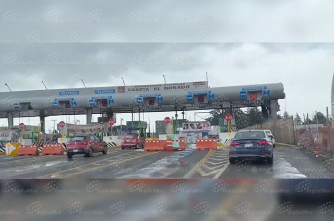 La caseta El Dorado, en la autopista Toluca-Atlacomulco, mantiene paso libre por la protesta de familiares de cuatro mexiquenses desaparecidos en Mazatlán, Sinaloa.