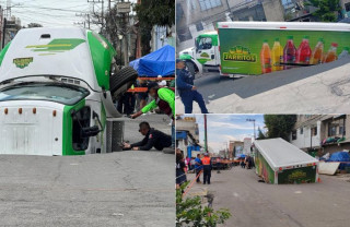 Un camión de reparto de Jarritos cayó en un megasocavón en Iztapalapa.