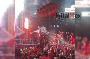 Jugadores del Toluca celebran el título 11 junto a su afición en Colón